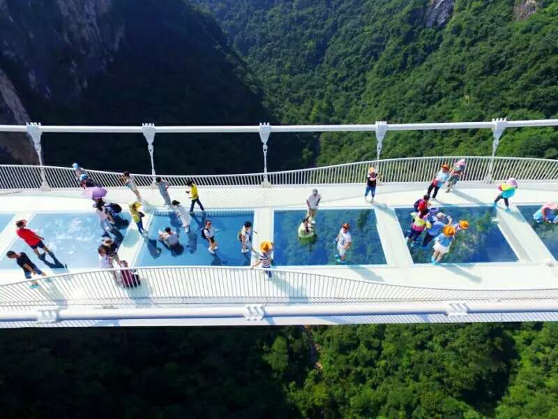 C玻璃橋、天門仙山、夯吾苗寨、鳳凰古城“神秘湘西之旅” 品質(zhì)純玩2晚3日游