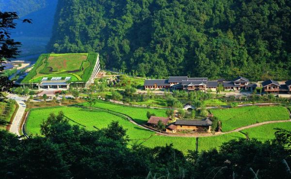 　　D4線：黃龍洞、袁家界、天子山、金鞭溪、夯吾苗寨、鳳凰古城“養(yǎng)心潤(rùn)肺”之旅品質(zhì)純玩3晚4日游