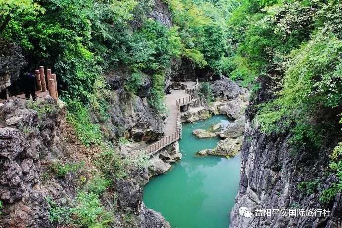 貴州黃果樹(shù)大瀑布、梵凈山、西江千戶苗寨、荔波大小七孔、鎮(zhèn)遠(yuǎn)古城遵義會(huì)議會(huì)址、息烽集中營(yíng)汽車七日游